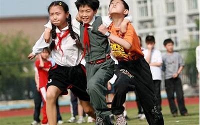 做梦梦到小学同学(梦见小学同学代表什么意思)