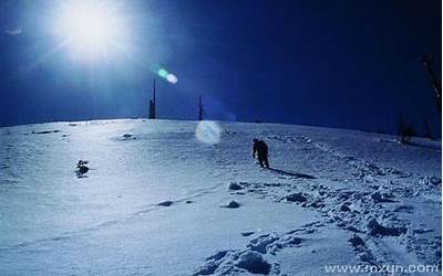 梦见雪地上行走(梦见在雪地上走有什么预兆)